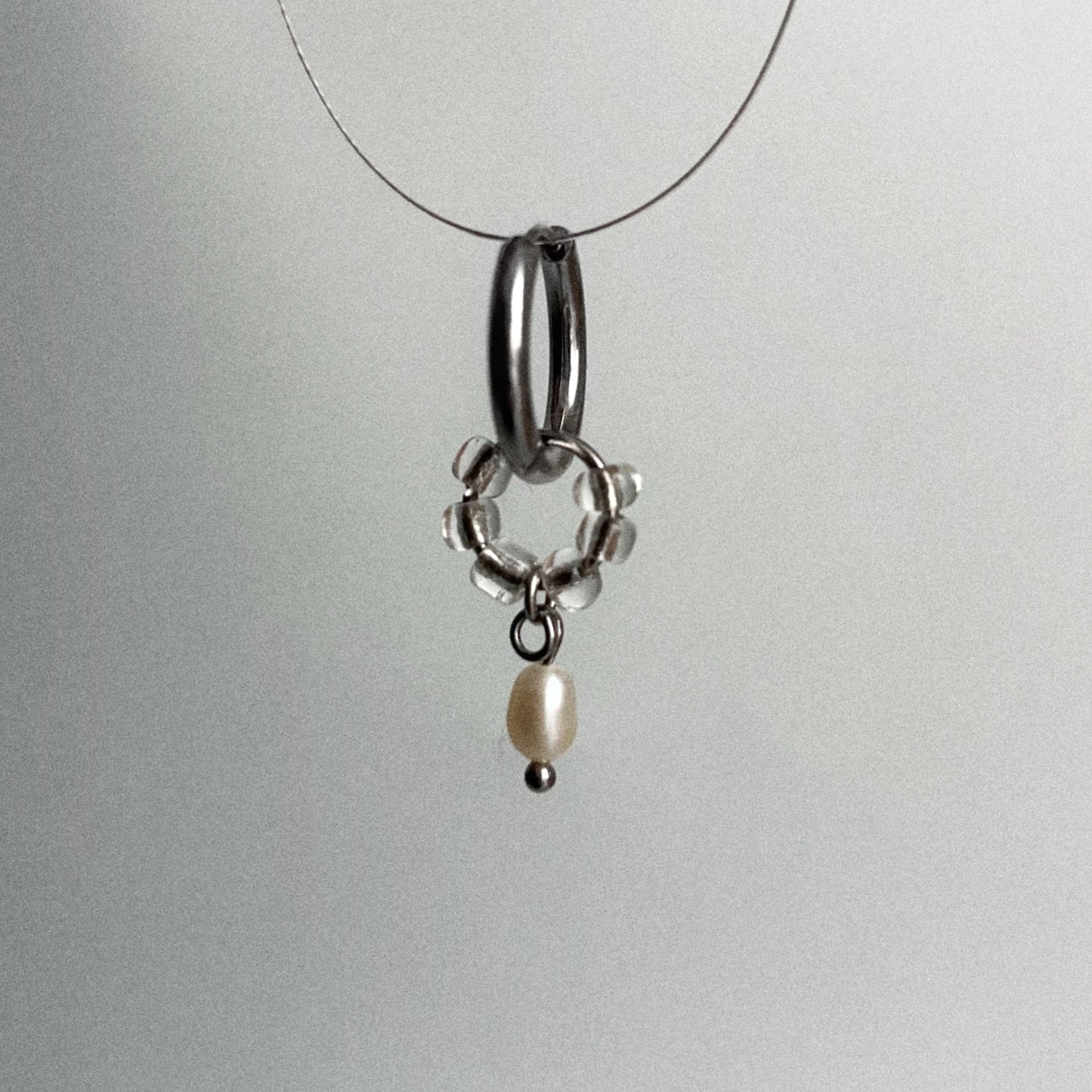 Boucle d'oreille - Perles grises / Argentée