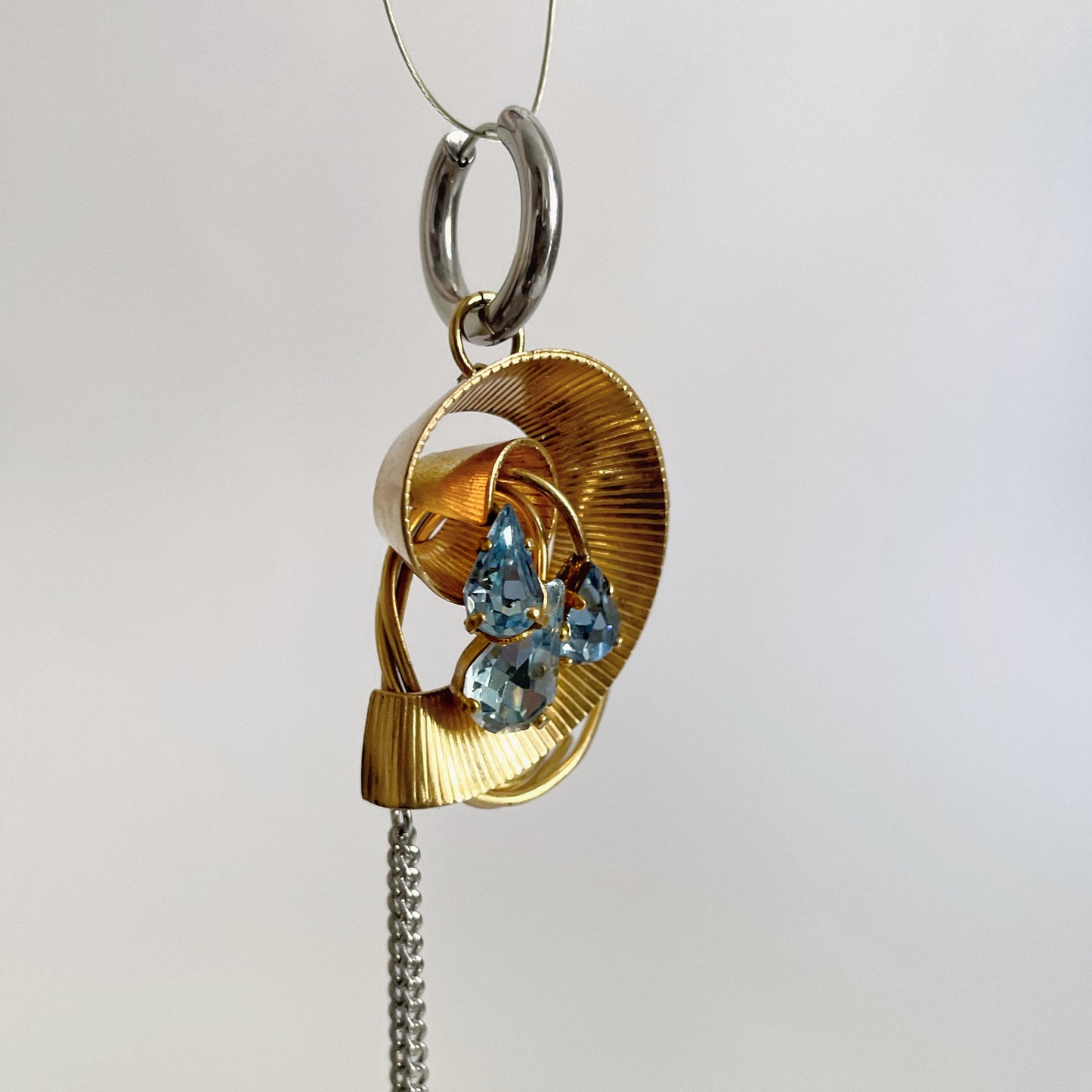 Boucle d'oreille longue - Broche upcyclée