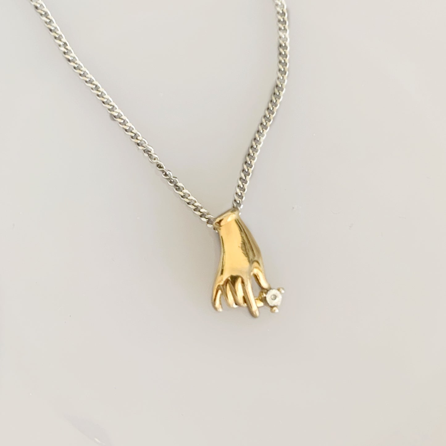 Collier main dorée - P23.01