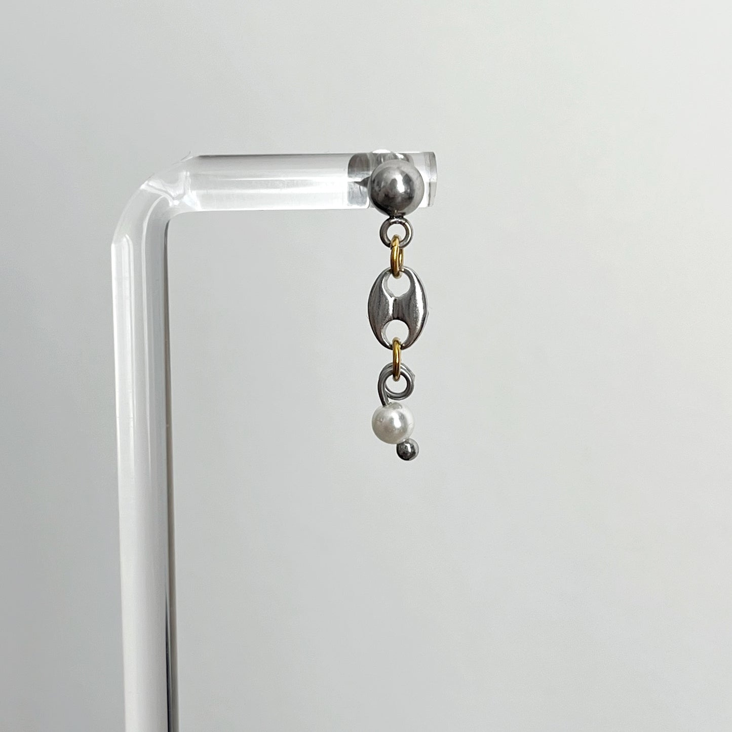 Boucle d'oreille - Perle blanche et grain de café