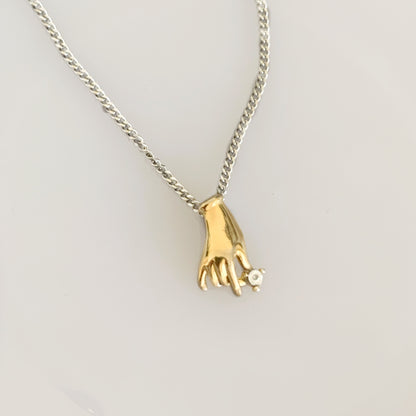 Collier main dorée - P23.01